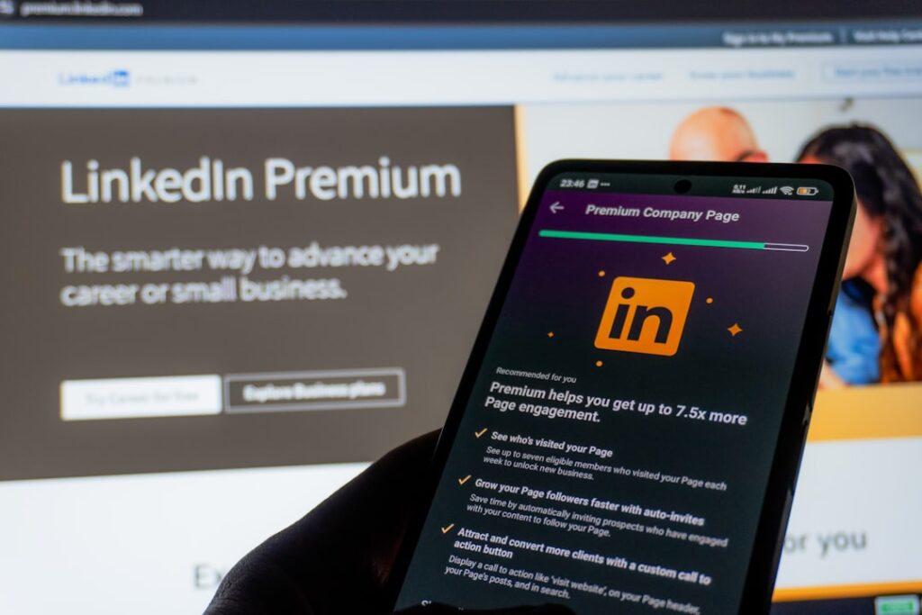 Acquisition client en ligne illustrée par l'interface LinkedIn sur smartphone